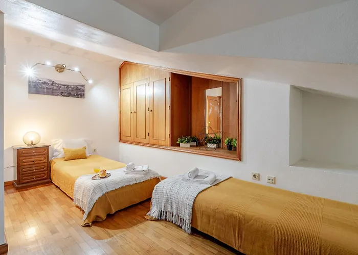 Host Wise - Rustic Bright Flat - Centre