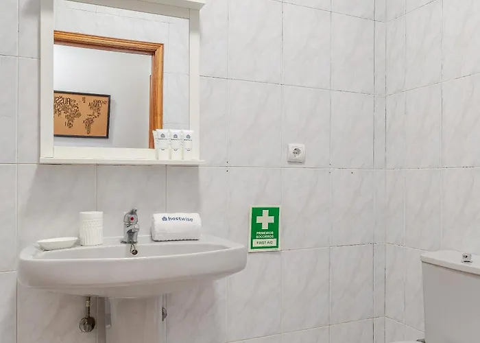 Host Wise - Rustic Bright Flat - Centre