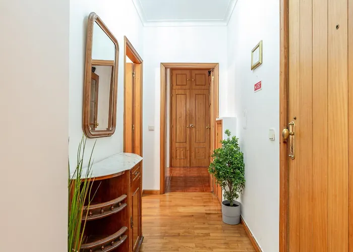 Host Wise - Rustic Bright Flat - Centre *