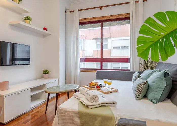 Host Wise - Rustic Bright Flat - Centre *