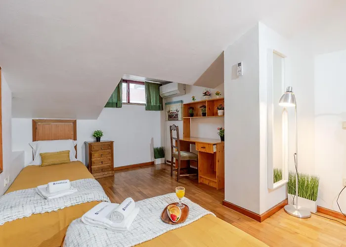 Host Wise - Rustic Bright Flat - Centre *