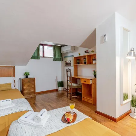 Host Wise - Rustic Bright Flat - Centre *