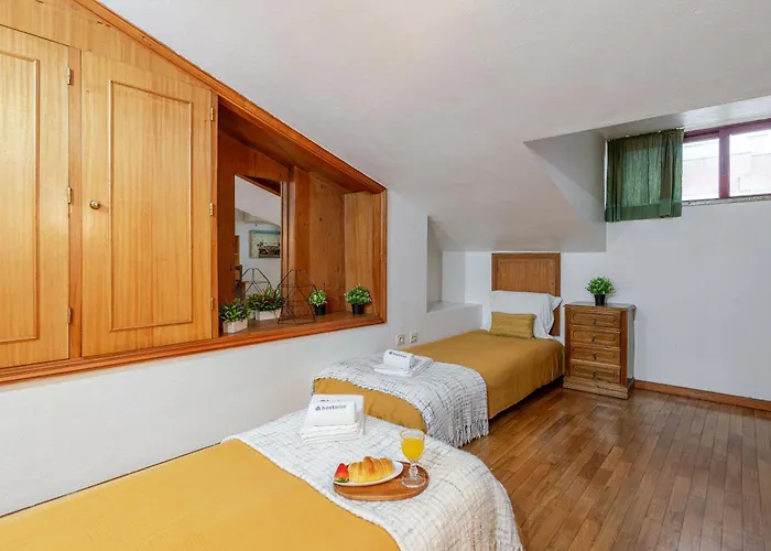 Host Wise - Rustic Bright Flat - Centre *