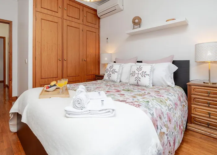 Host Wise - Rustic Bright Flat - Centre *